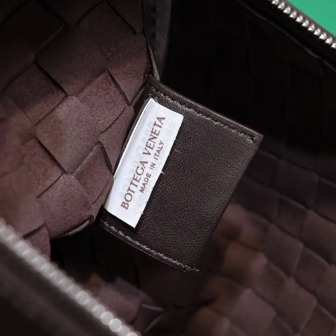 Batch 1360 Bottega Veneta's Bottega Veneta handbag transforms into a man in seconds ⌨️The texture is great! The weaving process is exquisite, simple and elegant, and it perfectly matches any clothes! Whether you are out on the street or on a date, it can instantly improve your overall taste. It can not only hold your wallet and mobile phone, but also the charm of your male god. Style number: 6518 Size: 33*22*7cm